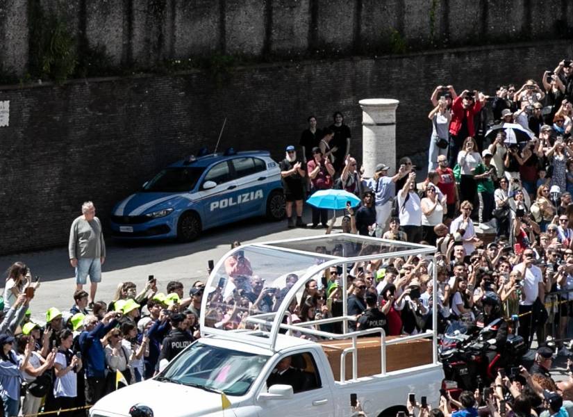 La gente se congrega a lo largo de la carretera mientras el féretro del papa Francisco es trasladado desde la Basílica de San Pedro a la Basílica de Santa María la Mayor tras el funeral del pontífice en la Plaza de San Pedro, Roma, Italia, el 26 de abril de 2025.