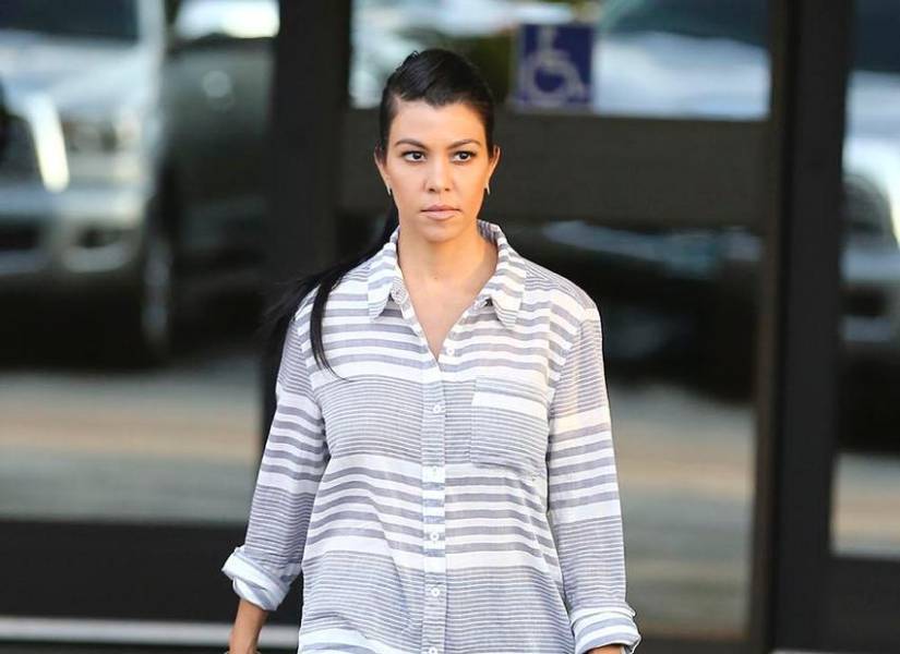 Imagen de Kourtney Kardashian captada por camarógrafos en la calle.