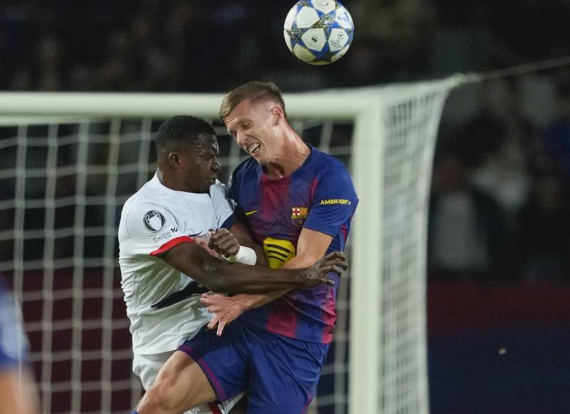 El centrocampista del FC Barcelona, Dani Olmo (d), disputa el balón ante el defensa ecuatoriano del París Saint-Germain, Willian Pacho, durante el partido de la primera fase de la Champions League.