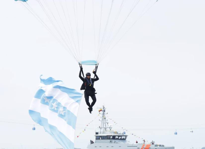 Tras dos años de pandemia, el desfile náutico volvió a ser parte de las fiestas de Guayaquil