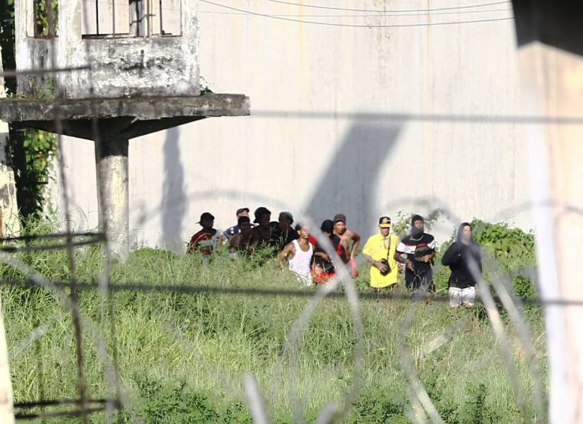 Desde dentro de la penitenciaría se alcanzó a ver a los reos y policías.