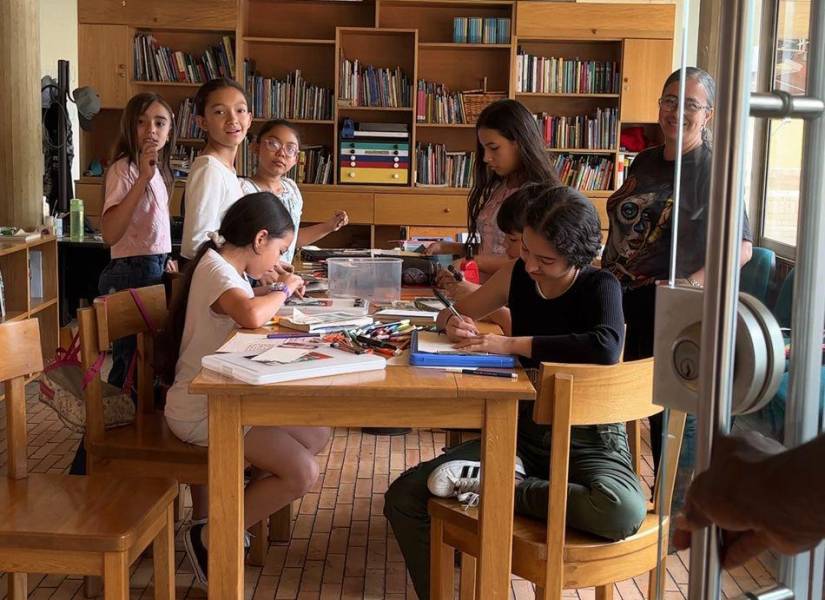 Niños en clases de arte en el Centro de Desarrollo Cultural de Moravia, en Medellín.