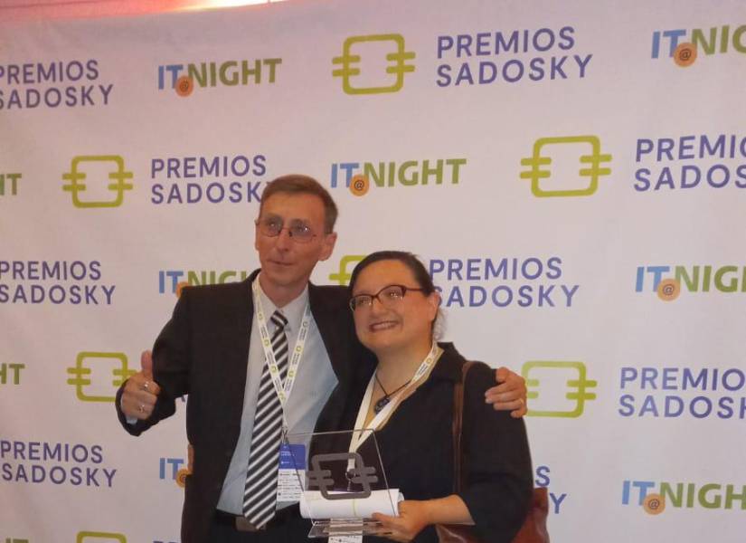 Cursos y clases gratuitas, buscan cerrar la brecha entre las personas mayores y la tecnología.