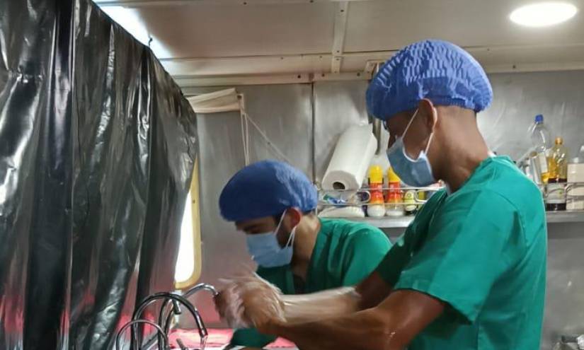 Los médicos esterilizaron el espacio a utilizar para la intervención quirúrgica.