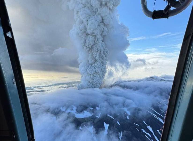 Nube de cenizas sobre el volcán Krasheninnikov