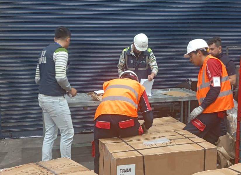 El personal revisando el cargamento en el Aeropuerto de Quito.