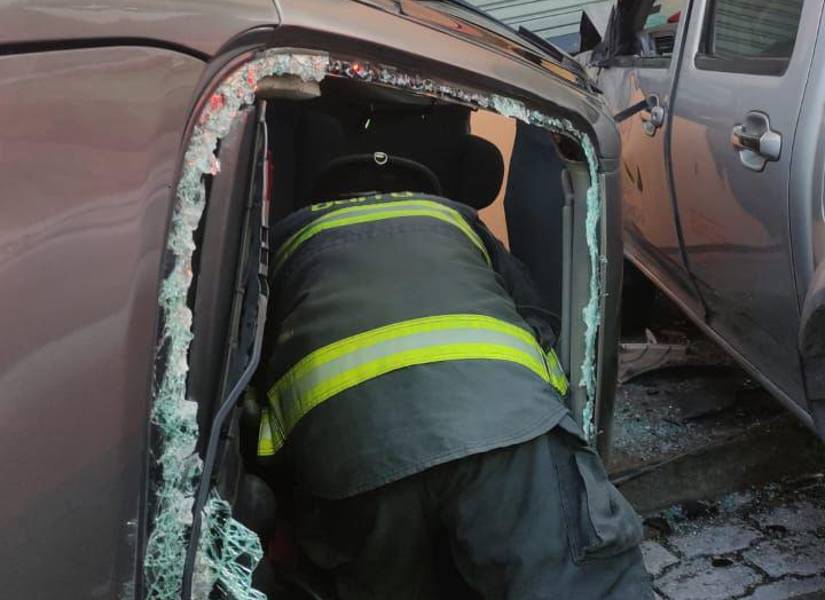 Bomberos acudieron al rescate de las víctimas.
