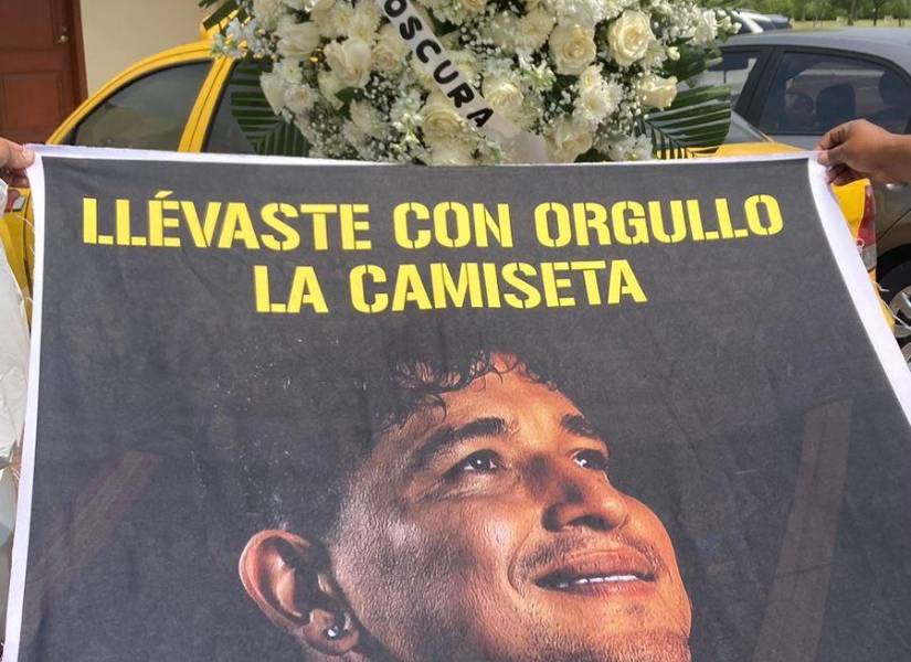 Aficionados de BSC rindieron tributo a Mario Pineida con pancartas y cánticos.