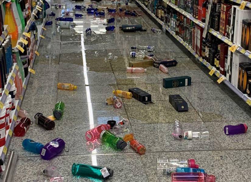 Productos cayeron al piso en los supermercados.