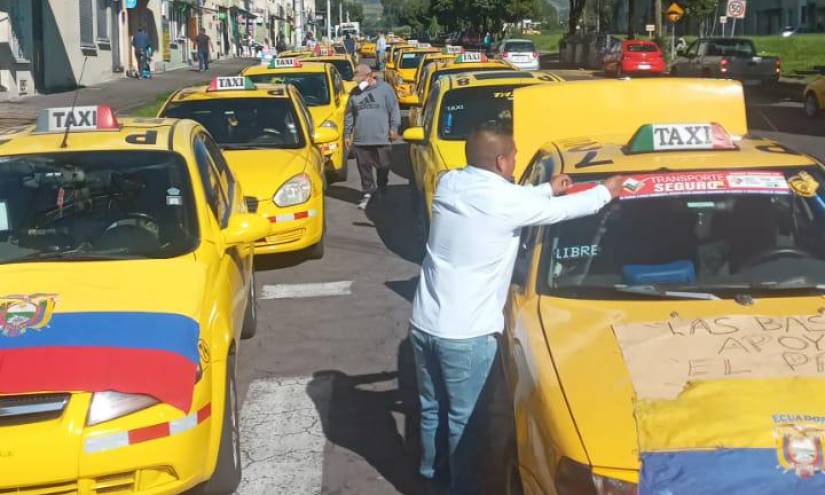 Quito: caravana de taxistas para rechazar la gestión del Gobierno