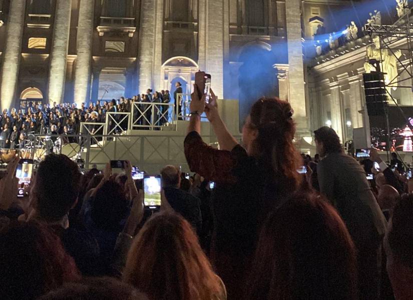 Espectáculo de drones y luces durante el evento Grace for the World.