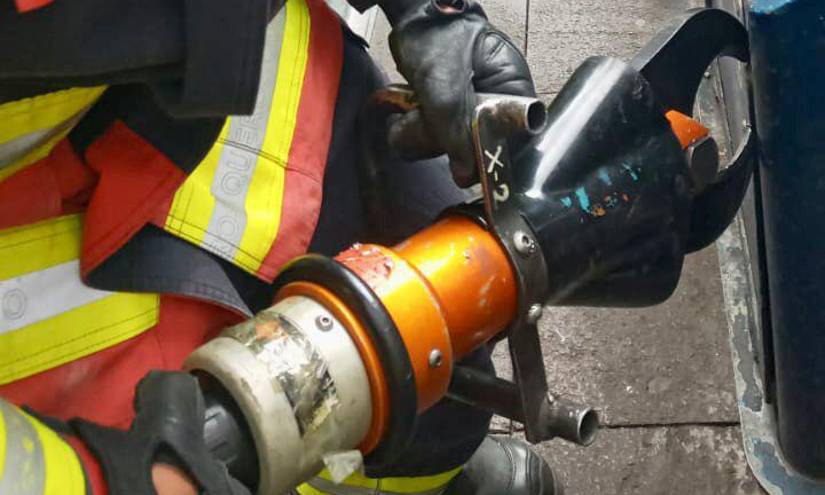 Los bomberos utilizaron una tijera hidráulica para que la mujer pueda salir.