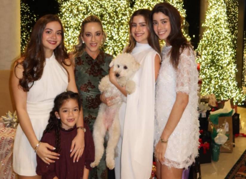 Luciana Guschmer con su atuendo navideño y su pie fracturado.