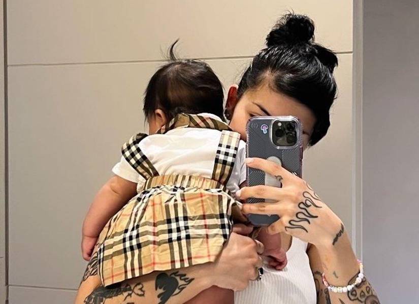 Cazzu y su hija Inti.