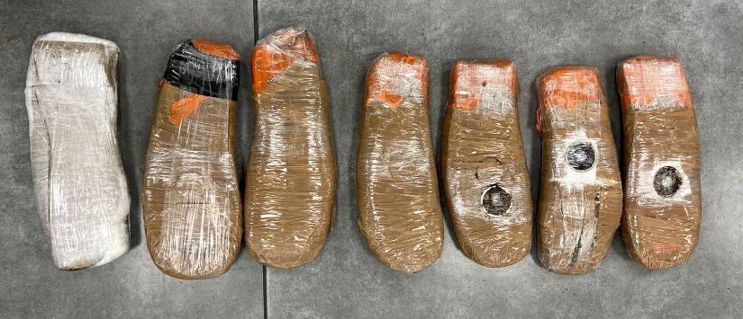 Imagen de droga hallado dentro de paquetes de plantillas de zapatos en una terminal portuaria de Guayas.