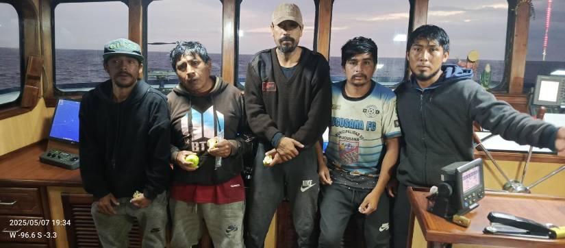 Imagen de cinco pescadores naúfragos rescatados por el buque atunero ecuatoriano BP Aldo, el 7 de mayo.