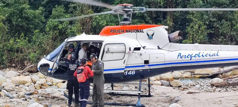 Traslado del adulto mayor a una casa de salud en un aeropolicial.