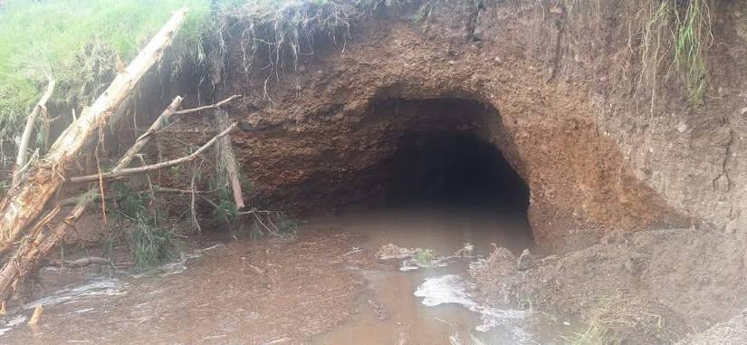 Orificio en la base de la vía.