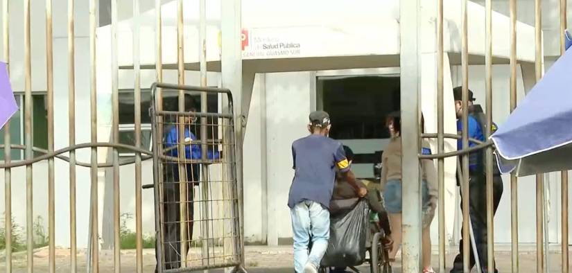 En exteriores del hospital del Guasmo, hay reclamos constantes por la atención y la falta de insumos.