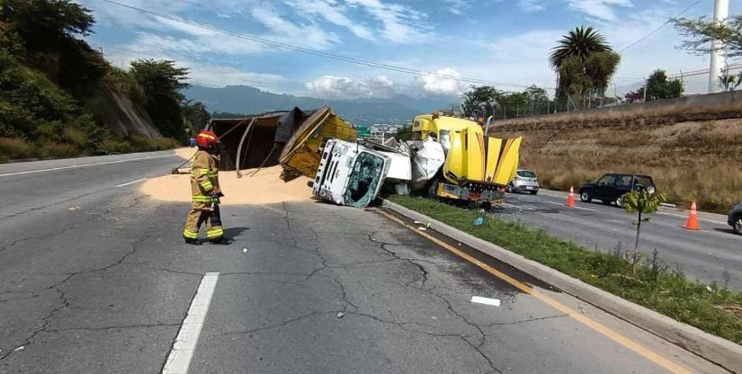 El tráiler arrastró a varios vehículos en la Ruta Viva.
