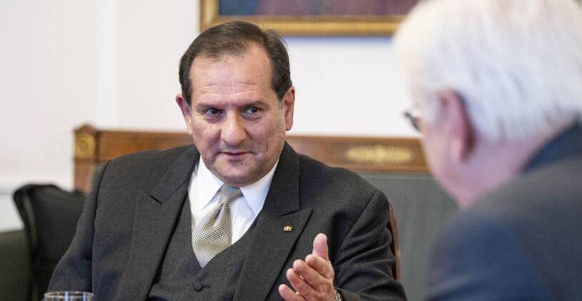 Diego Fernando Morejón Pazmiño en una conversación con un funcionario alemán.