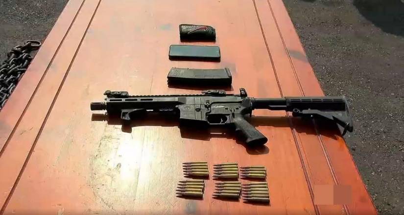 Foto del fusil hallado en una lancha, que fue ocupada por hombres que se enfrentaron contra militares en Guayaquil.