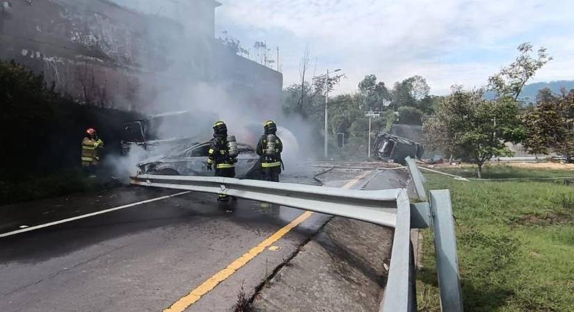 Camión y auto se incendiaron en la Ruta Viva.