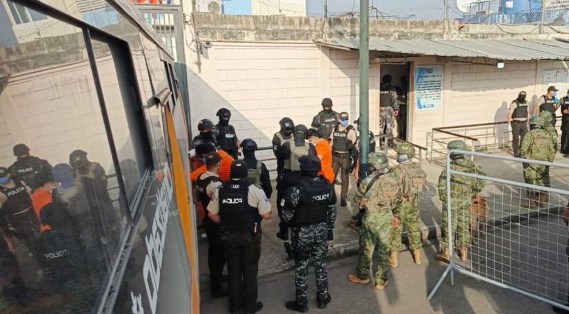 Traslados de reos en la cárcel de Machala.