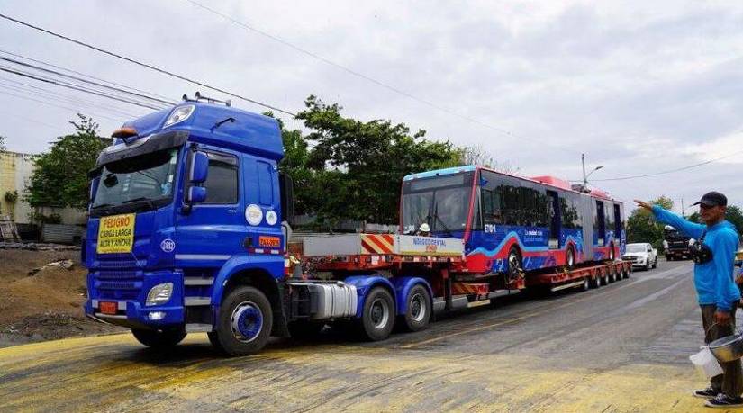 El trolebús eléctrico rumbo a la ciudad de Quito.