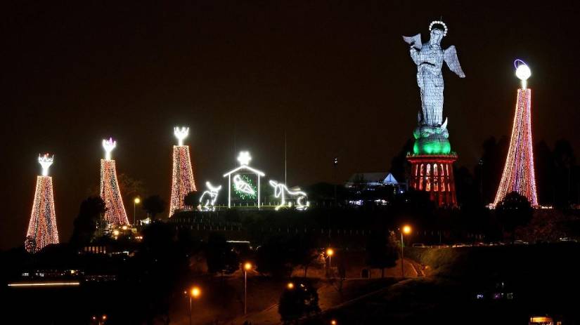 Figuras con una gran iluminación en El Panecillo.