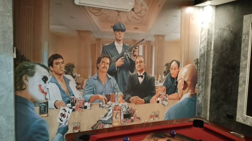 Imagen de El Guasón, Tony Montana, Pablo Escobar, Tommy Shelby, Vito Corleone, Tony Soprano en un cuadro hallado en una narcovivienda de Quevedo.