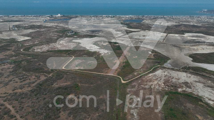 La pista aérea clandestina está ubicada a 3.5 kilómetros del cantón Playas. Está cerca también de la parroquia El Morro. Ambas zonas en disputa por grupos criminales.