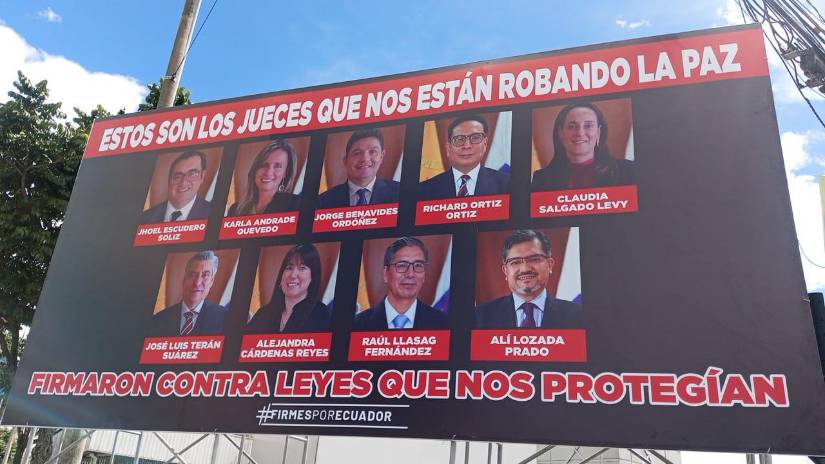 Pancarta en contra de los jueces de la Corte Constitucional.