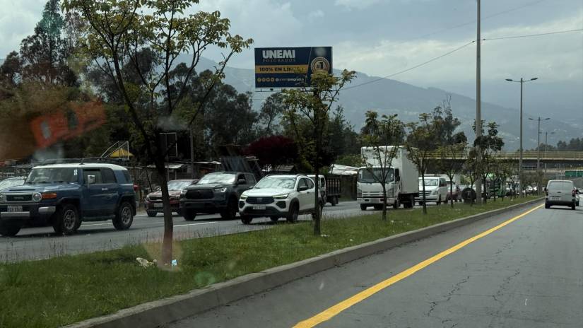 Tráfico vehicular en la avenida Simón Bolívar.