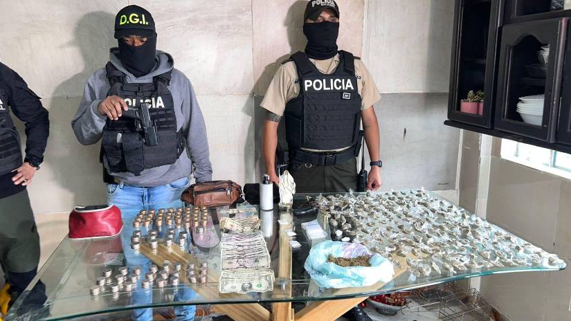 Imagen de la Santa Muerte, dosis de droga y dinero en efectivo, entre las evidencias.