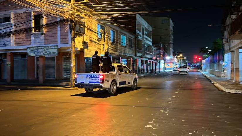 Desde las 22:00, la Policía recorre las calles del cantón Durán para verificar el cumplimiento del toque de queda.