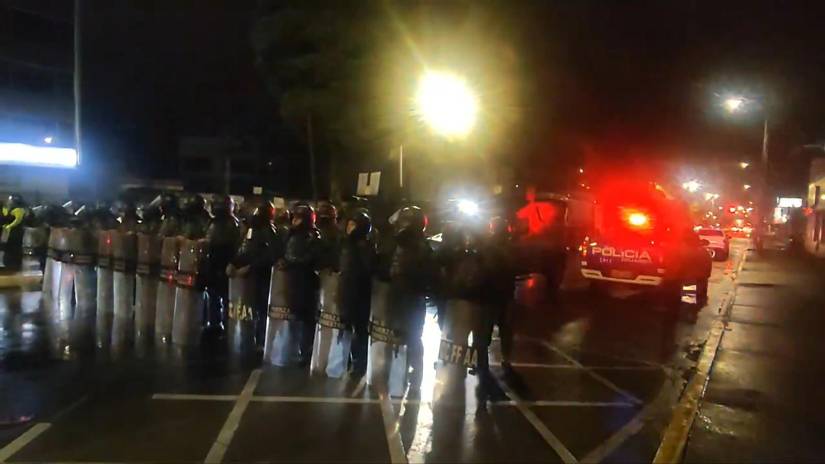 Un pique de policías se mantiene en los exteriores de la Universidad Central.