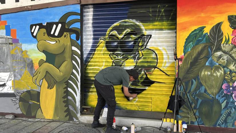 Aristas pintan murales en distintas paredes en la calle Panamá, en el centro de Guayaquil.
