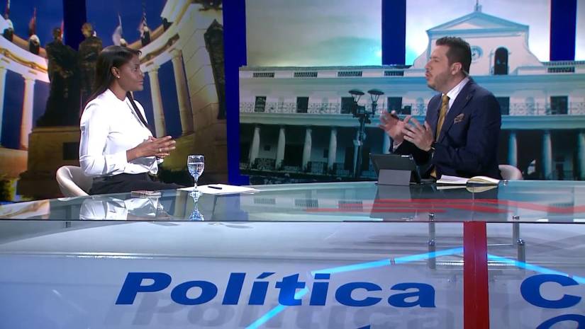 Set de programa Políticamente Correcto con Diana Salazar y Carlos Rojas