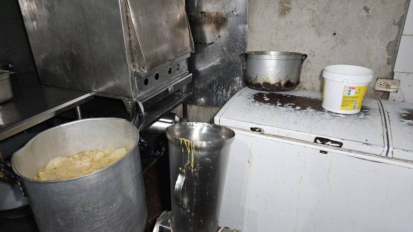 Así lucía la cocina del local de parrilladas que fue clausurado por falta de higiene.