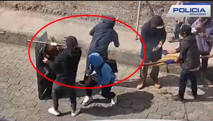 Encapuchados lanzan proyectiles a la fuerza pública.