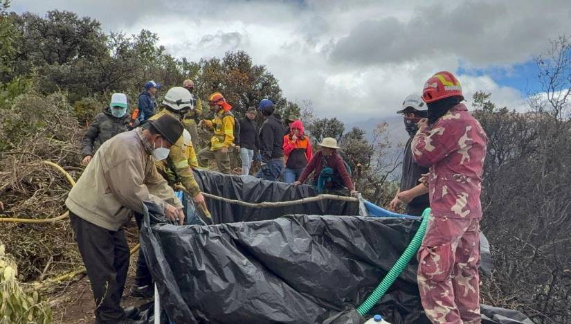 Construcción de una piscina plástica para acumular agua.