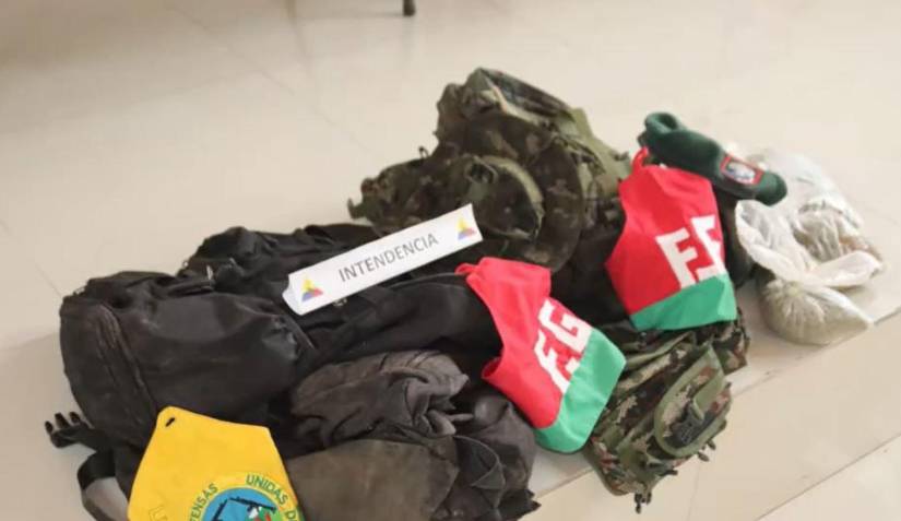 Brazaletes que usan los grupos disidentes.