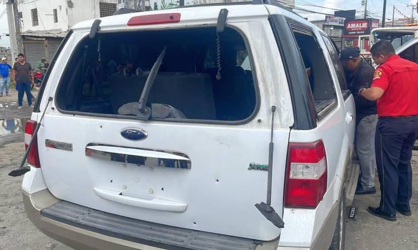 Imagen de cómo quedó el vehículo en el que se trasladaba el alcade de Durán, Luis Chonillo, tras un ataque armado.