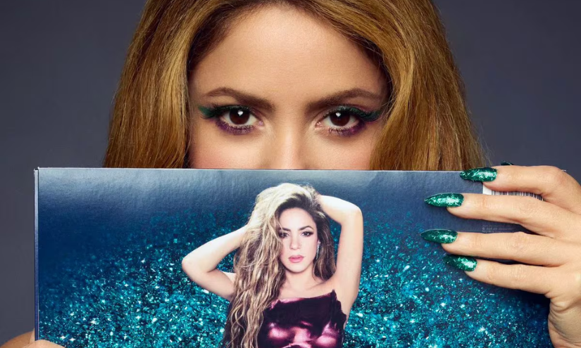Shakira junto a una de las portadas de su nuevo álbum.