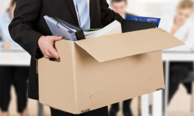 Imagen referencial. Persona siendo despedida.