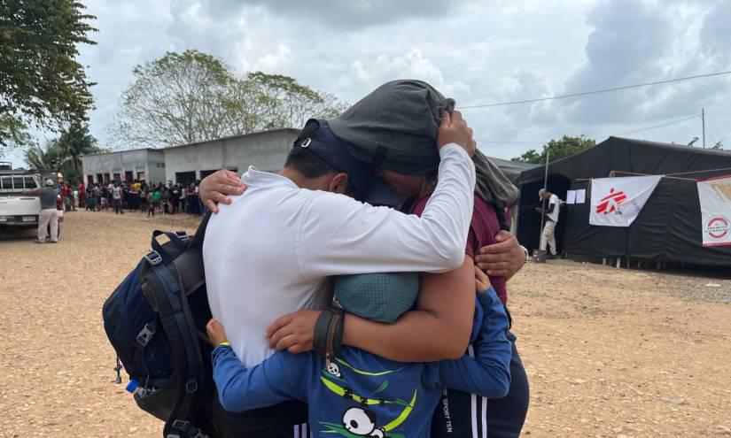 Imagen de archivo de una familia de migrantes ecuatorianos que se abraza al llegar a un refugio en Panamá.