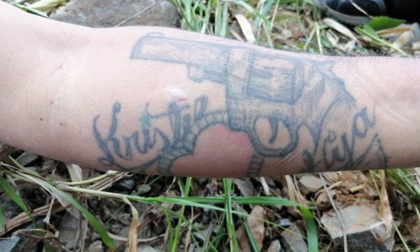 El tatuaje de un revólver fue la confirmación de que el cuerpo sin vida encontrado en el Municipio colombiano de Fredonia pertenecía a Junior Roldán.