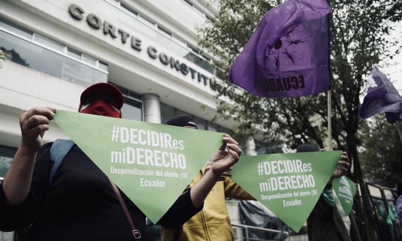 El pasado 29 de abril la Corte Constitucional despenalizó el aborto en casos de violación en Ecuador. Se espera que la Asamblea Nacional continúe el debate de ley en 15 días.