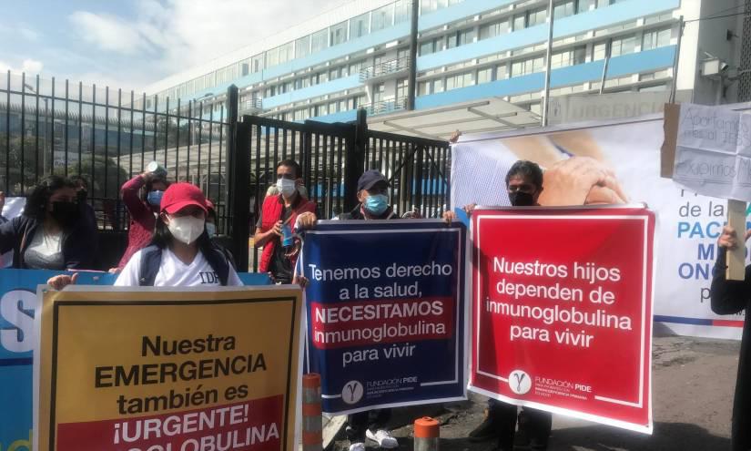 Cerca de 60 personas pidieron de forma urgente medicinas en las afueras del Hospital Andrade Marín en Quito.